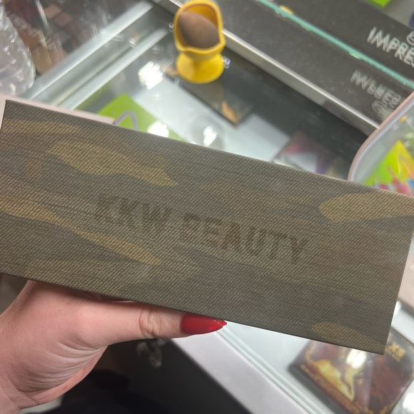 KKW Camo Eyeshadow Palette - Picture 4 of 4